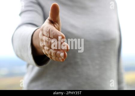 une femme qui la touche à quelqu'un, vue de face Banque D'Images