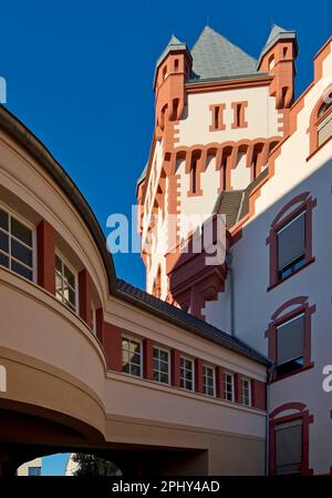 Château de Hoerde au lac Phoenix à Dortmund, tour de château avec une nouvelle flèche, Allemagne, Rhénanie-du-Nord-Westphalie, région de la Ruhr, Dortmund Banque D'Images