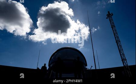 PRODUCTION - 27 mars 2023, Saxe-Anhalt, Halle (Saale) : le dôme de l'observatoire sur le toit du planétarium est visible à la lumière. Après environ quatre ans de construction, le Planétarium de Halle est ouvert dans les murs du gasomètre historique avec un programme festif. La pièce maîtresse est la salle étoilée d'un diamètre de douze mètres, d'une hauteur de huit mètres et d'un espace pour 110 personnes. L'équipement technique permet une vue panoramique impressionnante à 360 degrés du monde des étoiles. L'argent pour les coûts de construction de 21 millions d'euros provient exclusivement de l'aide aux inondations Banque D'Images