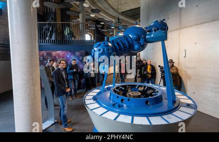 PRODUCTION - 27 mars 2023, Saxe-Anhalt, Halle (Saale) : le projecteur retiré de l'ancien planétarium est exposé dans le foyer du nouveau planétarium. Après environ quatre ans de construction, le Planétarium de Halle est ouvert dans les murs du gasomètre historique avec un programme festif. La pièce maîtresse est la salle étoilée d'un diamètre de douze mètres, d'une hauteur de huit mètres et d'un espace pour 110 personnes. L'équipement technique permet une vue panoramique impressionnante à 360 degrés du monde des étoiles. L'argent pour les coûts de construction de 21 millions d'euros provient exclusivement de l'inondation Banque D'Images