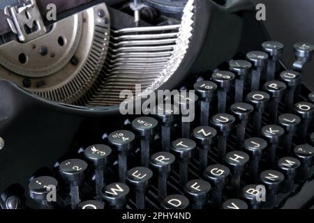 ancienne machine à écrire mécanique noire, barres de caractères et clavier Banque D'Images