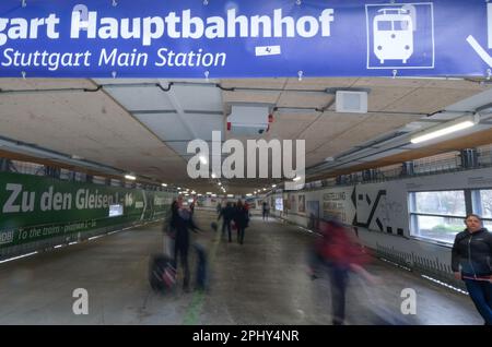 Stuttgart, Allemagne. 30th mars 2023. Les Passagers se trouvent à pied sur les voies de la gare centrale de Stuttgart. La criminalité dans les gares de Baden-Württemberg a fortement augmenté. Credit: Bernd Weißbrod/dpa/Alay Live News Banque D'Images