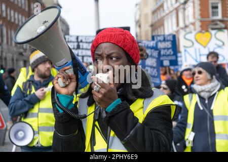 Des manifestants à la SOS NHS National Demo à Londres, soutenant des travailleurs de la santé en grève et protestant contre la crise provoquée par les coupures gouvernementales. Banque D'Images