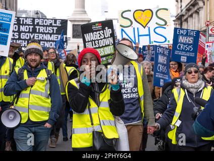 Des manifestants à la SOS NHS National Demo à Londres, soutenant des travailleurs de la santé en grève et protestant contre la crise provoquée par les coupures gouvernementales. Banque D'Images