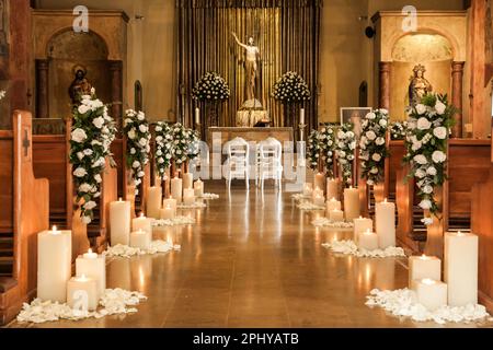 Medellin, Antioquia / Colombie; 23 mai 2019: Temple catholique décoré de fleurs et de bougies pour le mariage. Banque D'Images