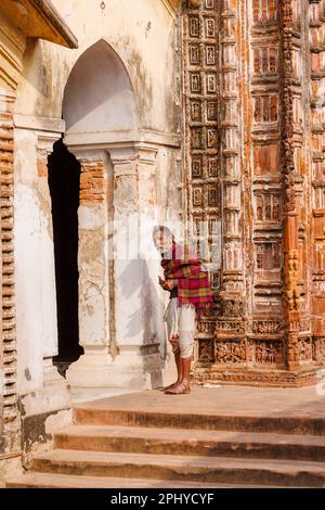 Style de vie local: Un vieil homme au temple de Lalji, complexe de temples hindous de Kalna Rajbari à Ambika Kalna, district de Purba Bardhaman, Bengale occidental, Inde Banque D'Images