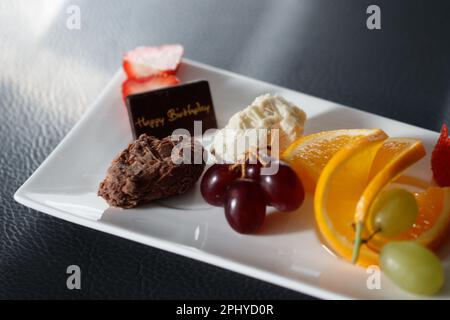 Une plaque en céramique blanche remplie de fruits frais divers Banque D'Images