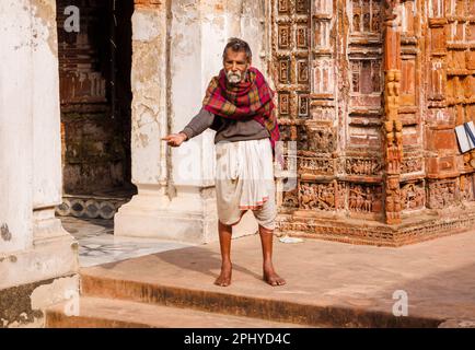 Style de vie local: Un vieil homme au temple de Lalji, complexe de temples hindous de Kalna Rajbari à Ambika Kalna, district de Purba Bardhaman, Bengale occidental, Inde Banque D'Images