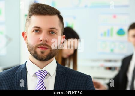 Portrait d'un homme d'affaires sérieux en arrière-plan partenaires d'affaires collègues Banque D'Images
