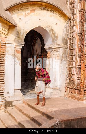Style de vie : un vieil homme au temple Krishnachandra, complexe Kalna Rajbari de temples hindous à Ambika Kalna, district de Purba Bardhaman, Bengale occidental, Inde Banque D'Images