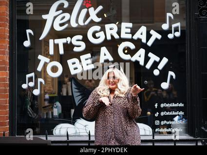 La star de télé-réalité Gemma Collins ouvre le BE A Cat Cafe, qui se déroule du 30th mars au 1st avril, à Soho, dans le centre de Londres. Date de la photo: Jeudi 30 mars 2023. Banque D'Images