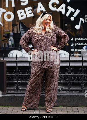 La star de télé-réalité Gemma Collins ouvre le BE A Cat Cafe, qui se déroule du 30th mars au 1st avril, à Soho, dans le centre de Londres. Date de la photo: Jeudi 30 mars 2023. Banque D'Images