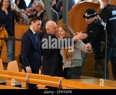 Les policiers et les agents de sécurité retirent les manifestants de la chambre lors des questions des premiers ministres (FMQ) au Parlement écossais à Holyrood, Édimbourg. Date de la photo: Jeudi 30 mars 2023. Banque D'Images