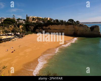 Vue sur la plage de Nossa Senhora da Rocha depuis fort et notre Dame de Rock église Alpochinos Algarve Portugal eu Banque D'Images