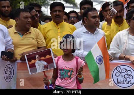 Kolkata, Inde. 29th mars 2023. Les partisans du Congrès Trinamool (TMC) arrivent à une réunion publique d'Abhishek Banerjee, député et secrétaire général national du Congrès Trinamool (TMC). (Photo de Biswarup Ganguly/Pacific Press) Credit: Pacific Press Media production Corp./Alay Live News Banque D'Images