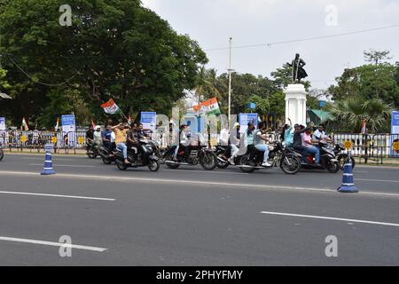 Kolkata, Inde. 29th mars 2023. Les partisans du Congrès Trinamool (TMC) arrivent à une réunion publique d'Abhishek Banerjee, député et secrétaire général national du Congrès Trinamool (TMC). (Photo de Biswarup Ganguly/Pacific Press) Credit: Pacific Press Media production Corp./Alay Live News Banque D'Images