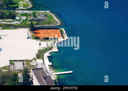 Vue aérienne sur la mer de la ville avec un court de tennis sur la côte. Thème urbain et nature. Destinations de voyage Banque D'Images