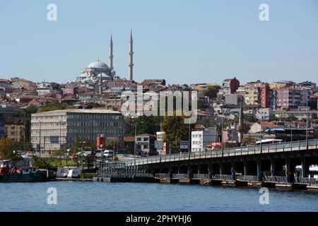 Le pont Ataturk ou Unkapani traverse la Corne d'Or du côté européen d'Istanbul, avec la mosquée Fatih en arrière-plan, Turquie / Turkiye. Banque D'Images