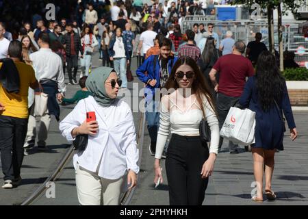 Les acheteurs turcs et les piétons marchant le long de l'avenue Istiklal dans le quartier de Beyoglu du côté européen d'Istanbul, Turquie / Turkiye. Banque D'Images