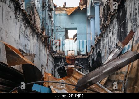 Vue sur l'intérieur d'une maison détruite par des explosions à Izyum. Izyum dans la région de Kharkiv en Ukraine, six mois après le retrait de l'armée russe. Bien que la ville ne soit plus en feu, il existe encore un risque élevé d'explosions dues à la présence de mines, de câbles trip et de munitions non explosées. Izyum a été libéré le 10 septembre 2022 lors d'une contre-offensive des forces armées ukrainiennes, mais la ville a été gravement endommagée par les bombardements et l'occupation russes, avec 80% des bâtiments endommagés. Des tombes massives de civils et de soldats ukrainiens, y compris des signes de torture, l'ont également été Banque D'Images
