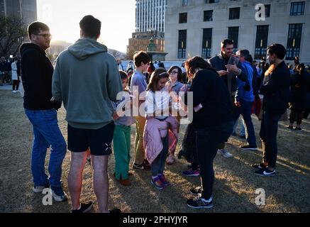 Nashville, États-Unis. 29th mars 2023. Lors d'une vigile au parc public Square de Nashville, Tennessee, mercredi, 29 mars 2023, pour rendre hommage aux 6 innocents, dont 3 enfants, qui ont été assassinés pendant la fusillade à l'école Covenant. (Photo de Camden Hall/Sipa USA) crédit: SIPA USA/Alay Live News Banque D'Images