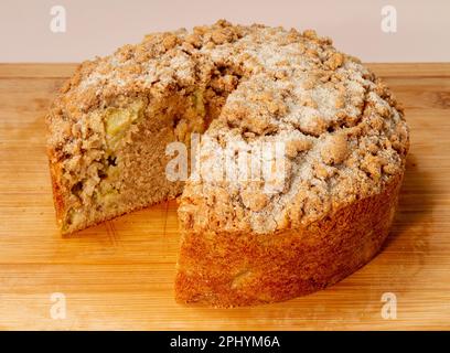 Gâteau crumble à la rhubarbe avec tranche retirée Banque D'Images