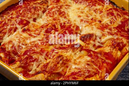 poulet et haricots noirs enchiladas dans un plat de cuisson Banque D'Images