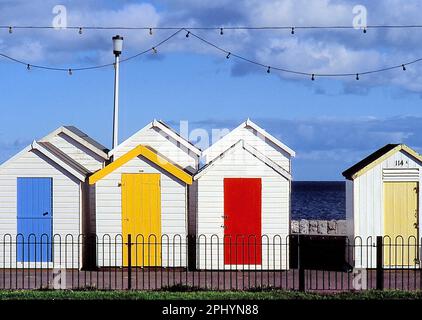 Image numérisée de huttes de plage colorées à Paignton, Devon, Royaume-Uni tourné sur film vers 2000 Banque D'Images