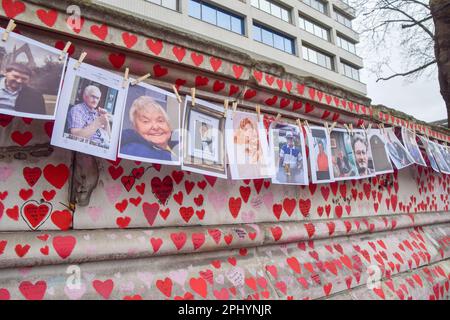 Londres, Angleterre, Royaume-Uni. 29th mars 2023. Des photos de personnes décédées de coronavirus sont jouées sur le mur commémoratif national de Covid alors qu'un service spécial se tient à l'occasion du deuxième anniversaire du mur. Des milliers de coeurs rouges ont été peints sur le mur à l'extérieur de l'hôpital St Thomas par des bénévoles, des amis et des membres de la famille au cours des deux dernières années, un pour chaque vie perdue à la covid. (Credit image: © Vuk Valcic/ZUMA Press Wire) USAGE ÉDITORIAL SEULEMENT! Non destiné À un usage commercial ! Banque D'Images