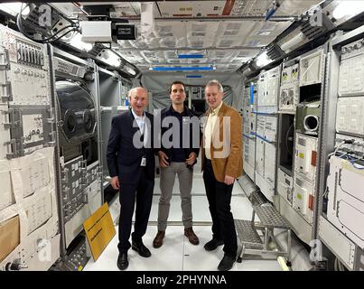 Noordwijk, pays-Bas. 30th mars 2023. L'astronaute belge Dirk Frimout, l'astronaute belge Raphael Liegeois et l'astronaute belge Frank de Winne posent lors d'une visite au Centre européen de recherche et de technologie spatiales ESTEC, à Noordwijk, aux pays-Bas, le jeudi 30 mars 2023. Liegeois a été sélectionné en 2022 comme astronaute de carrière à l'ESA. BELGA PHOTO MAARTEN WEYNANTS crédit: Belga News Agency/Alay Live News Banque D'Images