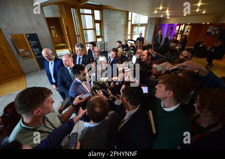 Édimbourg, Écosse, Royaume-Uni. 30th mars 2023. PHOTO : Humza Yousaf MSP, le Premier ministre écossais nouvellement élu et le nouveau chef du Parti national écossais (SNP), vu juste après la fin de la session des FMQ, interrogé par un grand nombre de médias et de journalistes en attente. Crédit: Colin D Fisher/CDFIMAGES.COM crédit: Colin Fisher/Alay Live News Banque D'Images