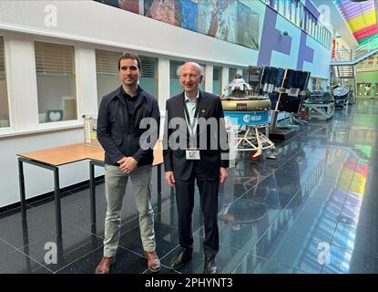 Noordwijk, pays-Bas. 30th mars 2023. L'astronaute belge Raphael Liegeois et l'astronaute belge Dirk Frimout posent lors d'une visite au Centre européen de recherche et de technologie spatiales de l'ESTEC, à Noordwijk, aux pays-Bas, le jeudi 30 mars 2023. Liegeois a été sélectionné en 2022 comme astronaute de carrière à l'ESA. BELGA PHOTO MAARTEN WEYNANTS crédit: Belga News Agency/Alay Live News Banque D'Images