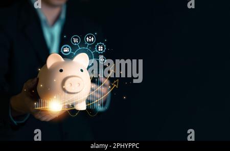 Une banque de piggy avec un homme d'affaires qui calcule le revenu et le retour sur investissement en 2023. Économiser de l'argent la richesse et la finance ont augmenté. Affaires, finance, etc Banque D'Images