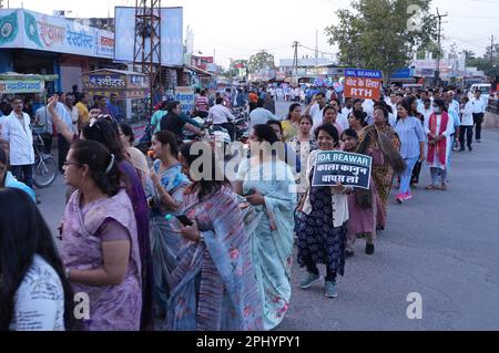 Beawar, Rajasthan, Inde. 27th mars 2022. Des médecins et des travailleurs de la santé prennent part à une manifestation contre le projet de loi sur le droit du Rajasthan à la santé, à Beawar. Le projet de loi, qui a été adopté à l'Assemblée du Rajasthan sur l'21 mars par vote vocal, donne à chaque résident de l'État le droit à un traitement et à des soins d'urgence « sans paiement anticipé des frais ou des frais requis » par tout établissement de santé publique, établissement de soins de santé et centres de soins de santé désignés. (Credit image: © Sumit Saraswat/Pacific Press via ZUMA Press Wire) USAGE ÉDITORIAL SEULEMENT! Non destiné À un usage commercial ! Banque D'Images