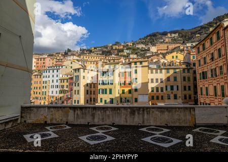 CAMOGLI, ITALIE, 18 JANVIER 2023 - bâtiments colorés dans la ville de Camogli, province de Gênes, Italie. Banque D'Images