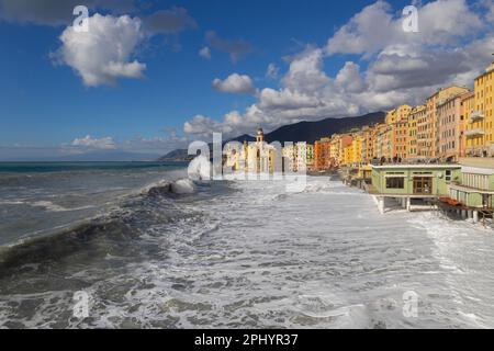 CAMOGLI, ITALIE, 18 JANVIER 2023 - Mer rugueuse sur la plage de Camogli, province de Gênes, Italie. Banque D'Images