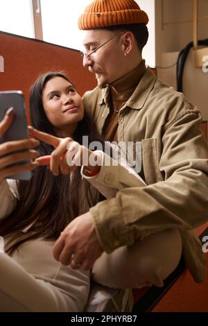Couple romantique moderne passant du temps ensemble à l'intérieur Banque D'Images