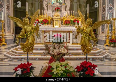 GÊNES, ITALIE, le 4 JANVIER 2023 - bébé Jésus de Nazareth dans le mangeur et les deux anges sur l'autel du Sanctuaire de notre Dame de la Garde dans le Banque D'Images
