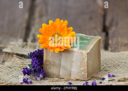 Savon naturel fait à la main avec calendula et lavande sur fond rustique ancien Banque D'Images