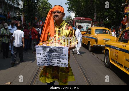 Kolkata, Inde. 29th mars 2023. (3/29/2023) les militants du parti au pouvoir en Inde, le Parti Bharatiya Janata (BJP), ont protesté à Kolkata pour manifester contre les suicides d'agriculteurs dans tout l'État, exigeant des prix rémunérateurs plus élevés pour les pommes de terre et autres cultures et contre le marché noir des engrais. (Photo de Sayantan Chakraborty/Pacific Press/Sipa USA) crédit: SIPA USA/Alay Live News Banque D'Images