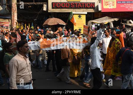 Kolkata, Inde. 29th mars 2023. (3/29/2023) les militants du parti au pouvoir en Inde, le Parti Bharatiya Janata (BJP), ont protesté à Kolkata pour manifester contre les suicides d'agriculteurs dans tout l'État, exigeant des prix rémunérateurs plus élevés pour les pommes de terre et autres cultures et contre le marché noir des engrais. (Photo de Sayantan Chakraborty/Pacific Press/Sipa USA) crédit: SIPA USA/Alay Live News Banque D'Images