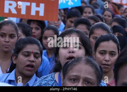 27 mars 2022, Beawar, Rajasthan, Inde: Des médecins et des travailleurs de la santé prennent une manifestation contre le projet de loi sur le droit Rajasthan à la santé, à Beawar. Le projet de loi, qui a été adopté à l'Assemblée du Rajasthan sur l'21 mars par vote vocal, donne à chaque résident de l'État le droit à un traitement et à des soins d'urgence « sans paiement anticipé des frais ou des frais requis » par tout établissement de santé publique, établissement de soins de santé et centres de soins de santé désignés. (Credit image: © Sumit Saraswat/Pacific Press via ZUMA Press Wire) USAGE ÉDITORIAL SEULEMENT! Non destiné À un usage commercial ! Banque D'Images