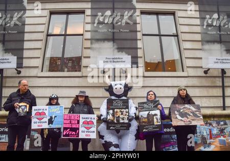 Londres, Royaume-Uni. 29th mars 2023. Les manifestants tiennent des plaques anti-laitières pendant la manifestation. Les militants des droits des animaux se sont réunis en dehors de la collection Wellcome à l'ouverture de l'exposition « Milk » du musée, qui « explore notre relation avec le lait et sa place dans la politique, la société et la culture ». Crédit : SOPA Images Limited/Alamy Live News Banque D'Images