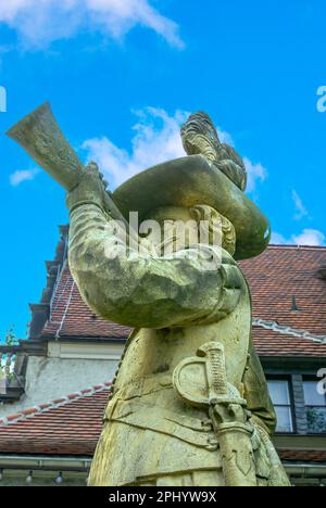 Sculpture en grès d'un chasseur devant le Hunters court (Jägerhof), le Musée d'art populaire saxon à Dresde, Saxe, Allemagne, Europe. Banque D'Images