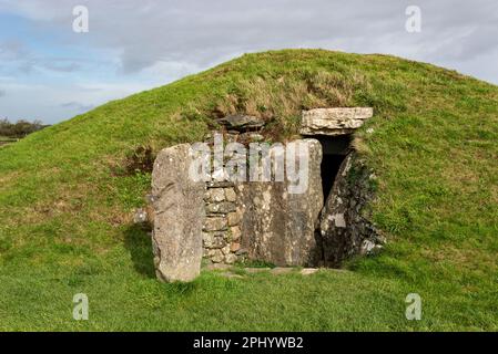Chambre de sépulture Bryn Celli DDU, Anglesey, pays de Galles du Nord. Un passage tombeau entouré d'un henge antérieur. Banque D'Images