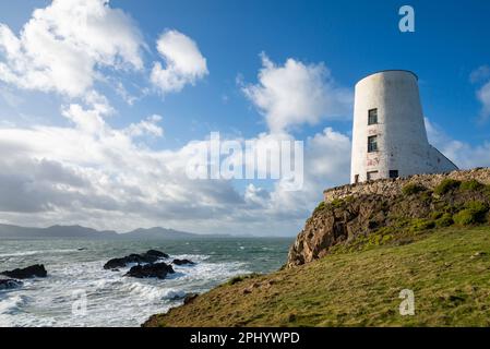 Phare TWR Mawr sur Ynys Llanddwyn, Anglesey, au nord du pays de Galles. Banque D'Images