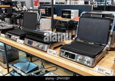 Grils électriques de différents fabricants dans le magasin de l'électronique et des appareils ménagers. Minsk, Bélarus, 2023 Banque D'Images