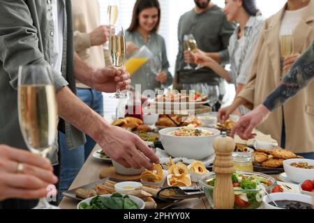 Les gens près de la table de buffet avec de la nourriture à l'intérieur, gros plan. Brunch Banque D'Images