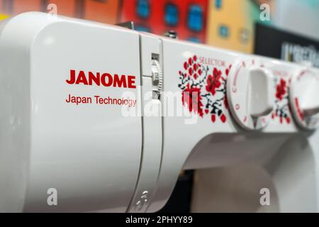 Gros plan du logo Janome sur une machine à coudre. Minsk, Bélarus, 2023 Banque D'Images