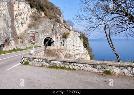 Gardone Riviera, Italie : vue sur la Riviera de Gardone au bord du lac de Garde au printemps. Gardone Riviera est un lieu de vacances populaire dans le nord de l'ITA Banque D'Images